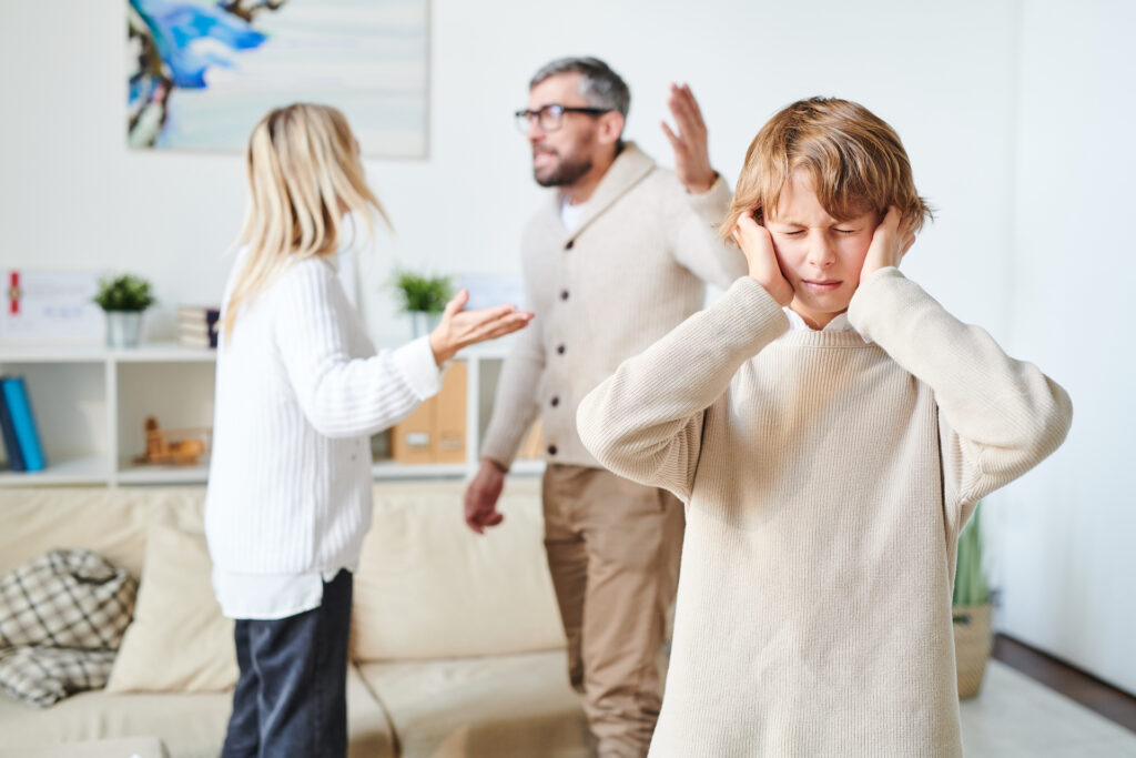 Figlio sconvolto dal conflitto con i genitori
